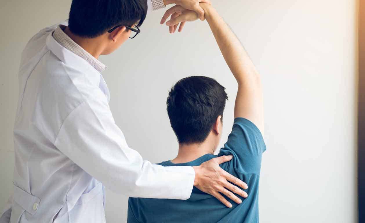 Shoulder mobility diagnosis by a chiropractor